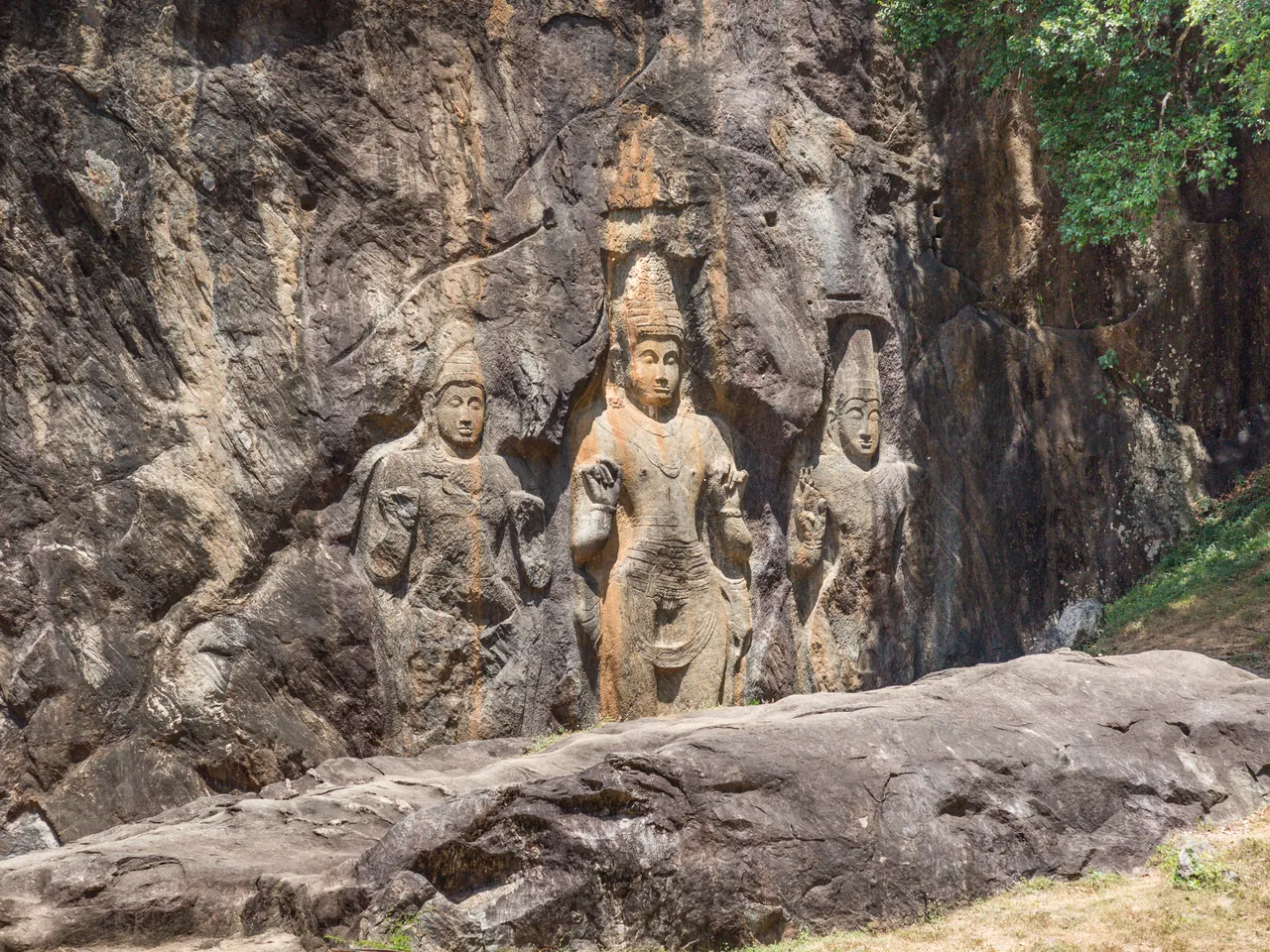 In den Fels gemeißelte Buddha-Statuen an den historischen Reliefs von Buduruwagala in Sri Lanka.