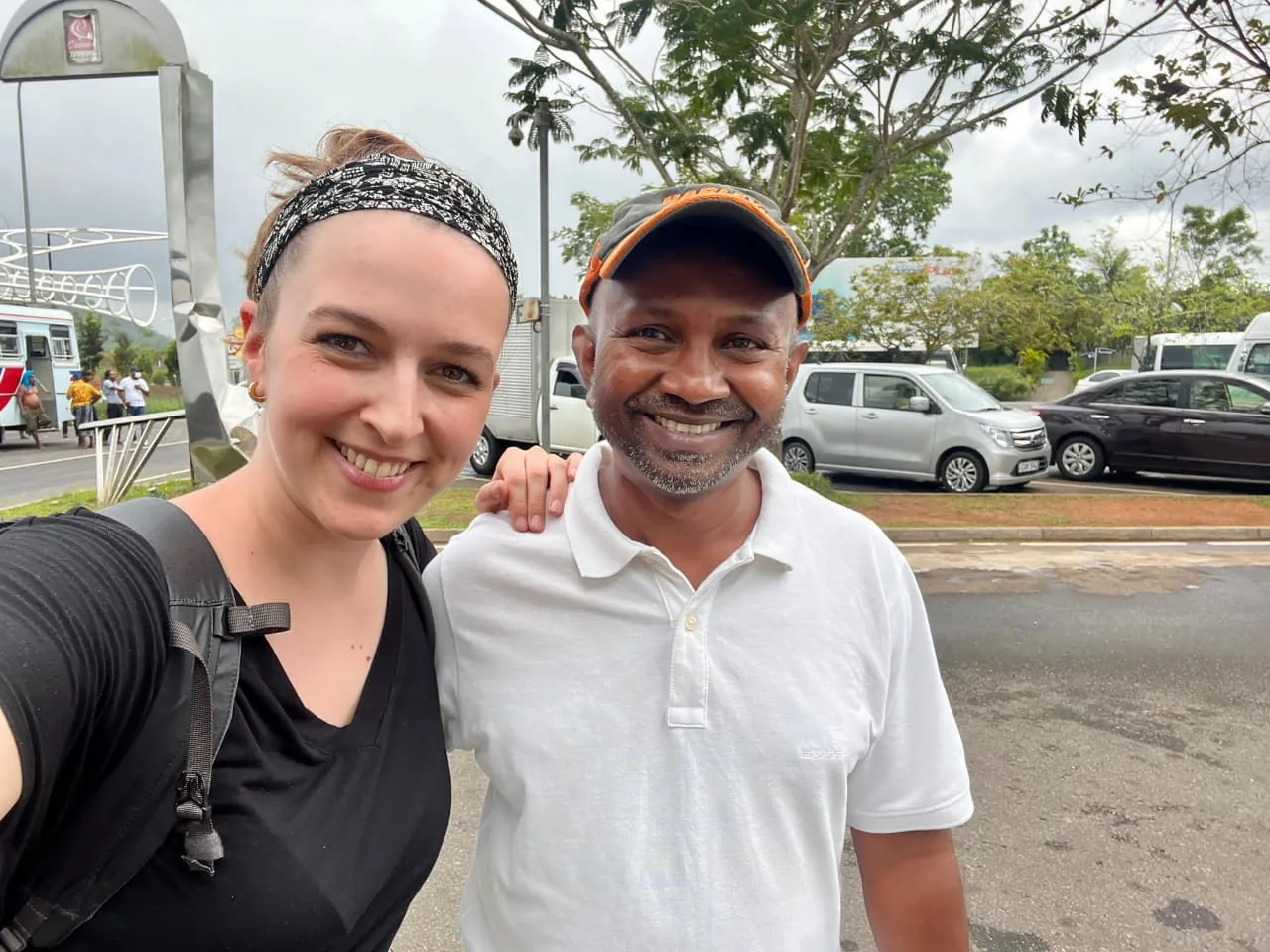 Eine Touristin macht während einer Rundreise durch Sri Lanka ein Selfie mit Reiseleiter Romesh.